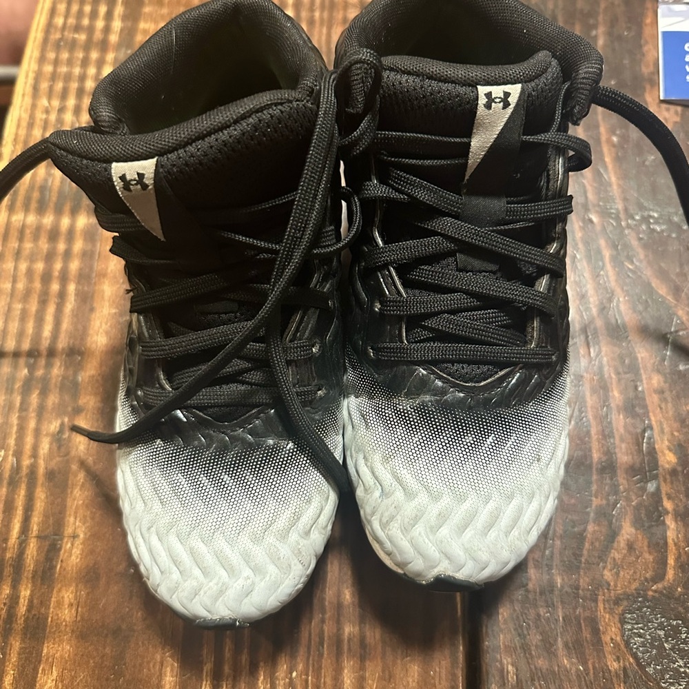 Under Armour Kids Black and White Sneakers football clets 1.5 boys